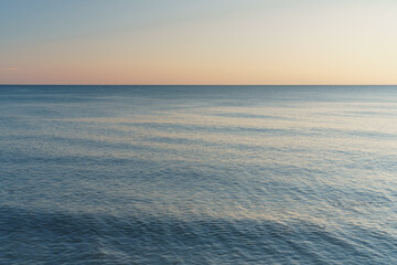 Fototapeta na wymiar Horizontal line between sea and sky at sunset.