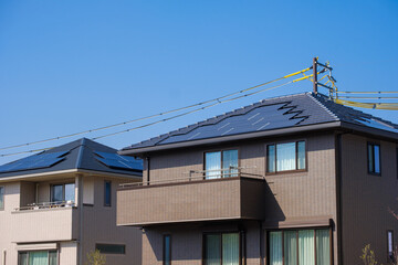 Fototapeta na wymiar ソーラーパネルのある家　太陽光　発電　エコシステム