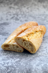 baguete rústica cortada ao meio. 