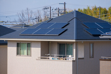 ソーラーパネルのある家　太陽光　発電　エコシステム