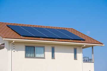 ソーラーパネルのある家　太陽光　発電　エコシステム