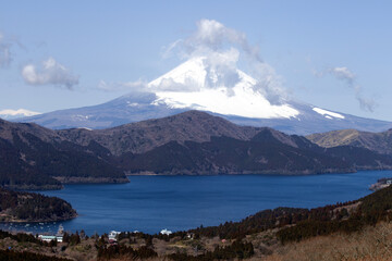 初春の富士山と芦ノ湖の風景。大観山から。