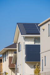 ソーラーパネルのある家　太陽光　発電　エコシステム