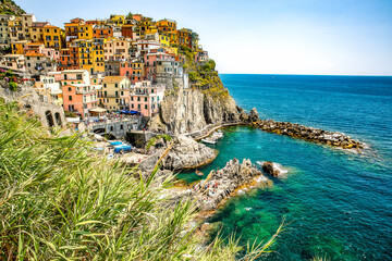 Obraz na płótnie Canvas A colorful town on a cliff by the sea 