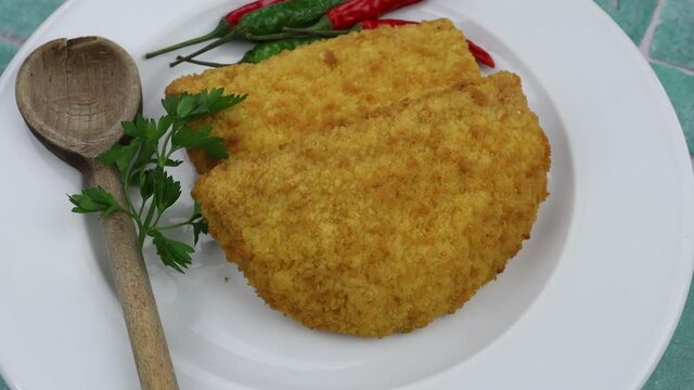 deux cordon bleu dans une assiette