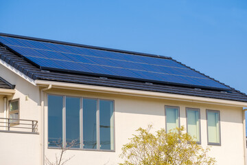 ソーラーパネルのある家　太陽光　発電　エコシステム