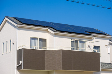 ソーラーパネルのある家　太陽光　発電　エコシステム