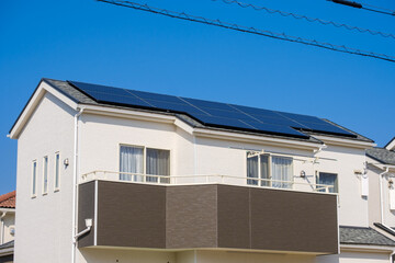 ソーラーパネルのある家　太陽光　発電　エコシステム