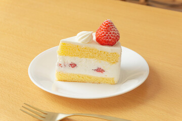 strawberry sponge cake on the table. Taken in the children's room. テーブルの上の苺ショートケーキ。子供部屋で撮影