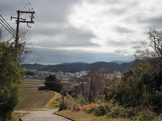 町と山と空と