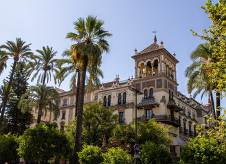 Fototapeta na wymiar El Hotel Alfonso XIII es un edificio histórico ubicado en la ciudad de Sevilla, entre la Puerta de Jerez, el Palacio de San Telmo y la Fábrica de Tabacos.