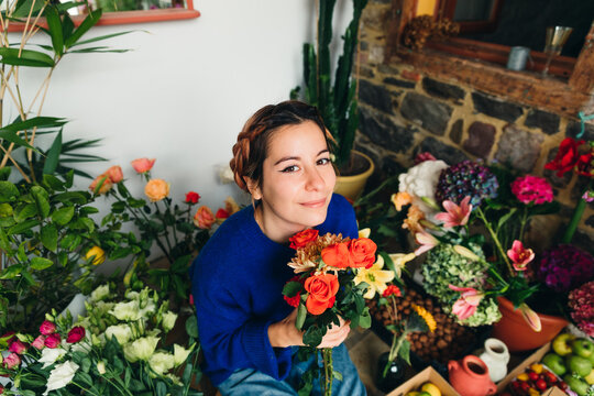 florist working.