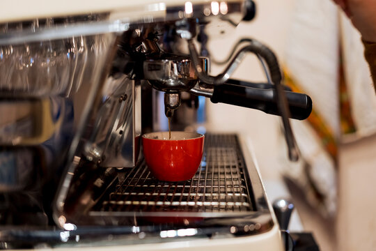 Preparing a coffee at the bar