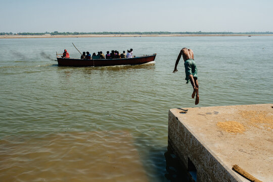India's Everyday life in the town of the dead - Varanasi, boat ride and bathing in Ganges