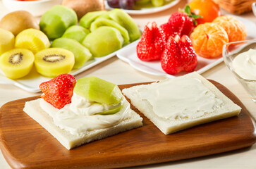 今からフルーツサンドを作りまーす!　調理シーン