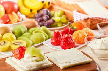 今からフルーツサンドを作りまーす!　調理シーン