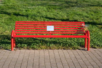 panchina rossa nel parco dedicata alle donne vittime di violenza