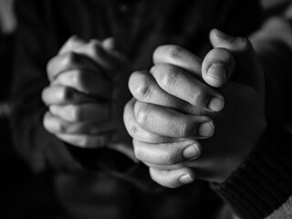 prière mains se recueillir