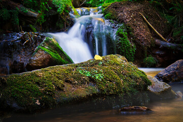 Bach mit kleinen Wasserfall (Langzeitbelichtung)