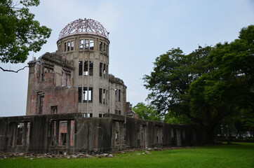 曇り空の広島原爆ドーム