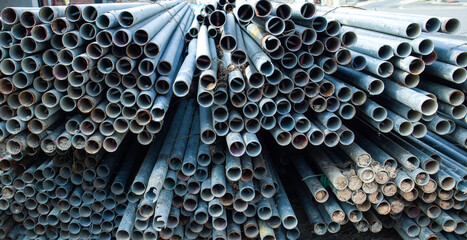건설현장에서 사용되는 스틸 파이프(Steel pipes used in construction sites)