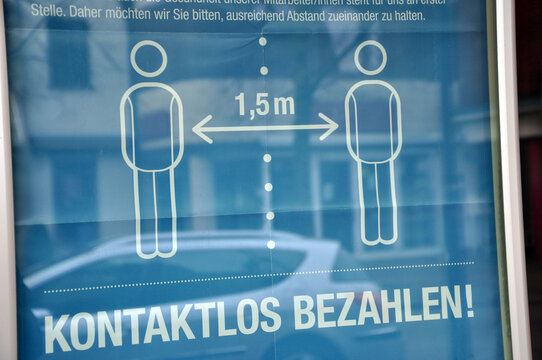 1,5m Abstandhalten, ein Hinweisschild für Kunden. Coronaregeln