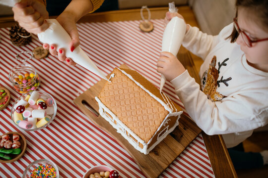Decorating gingerbread house
