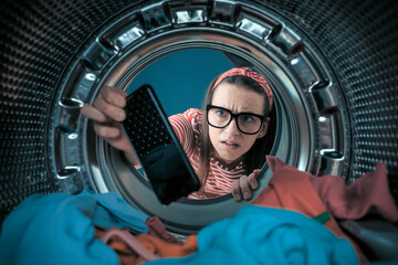 Woman finds her smartphone in the washing machine