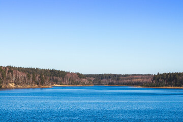 Un ciel bleu d'enfer au dessus d'un des plus beaux lacs de Belgique