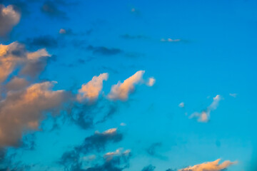 Fototapeta na wymiar Bewölkung, Blauer Himmel mit Wolken bei Tageslicht