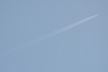 空に伸びる長いひこうき雲