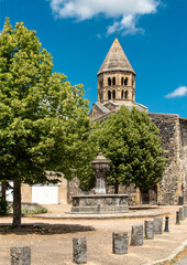 Belle église romane à Saint-Saturnin, Auvergne, France