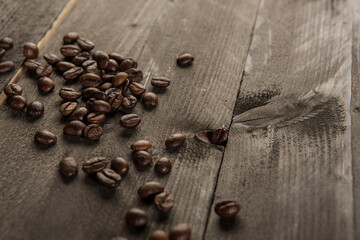 chicchi di caffe in un tavolo di legno 