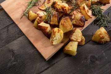 patate al forno  con rosmarino servite in un tavolo 