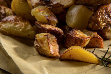 patate al forno  con rosmarino servite in un tavolo 