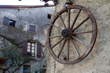 Une vieille roue de chariot