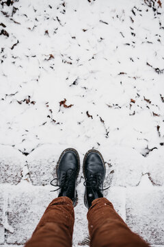 feet with boots int eh snow