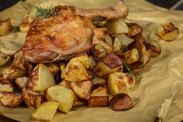 Pollo arrosto e patatine serviti pronti per essere mangiati