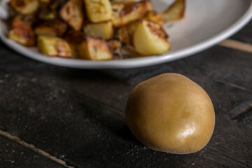 patate al forno  con rosmarino servite in un tavolo 
