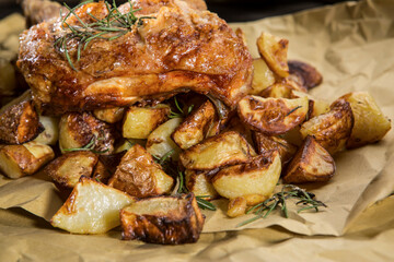 Pollo arrosto e patatine serviti pronti per essere mangiati