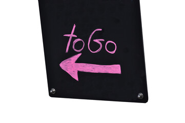 To Go, eine schwarze Tafel mit pinker Aufschrift und Richtungspfeil. Freisteller