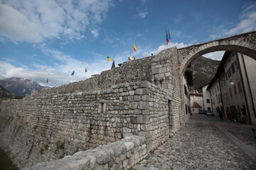 Venzone è un'antica cittadina rasa al suolo dal terremoto del 1976 e ricostruita così come era...