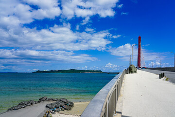 Obraz premium 沖縄 海中道路 平安座海中大橋（へんざかいちゅうおおはし）