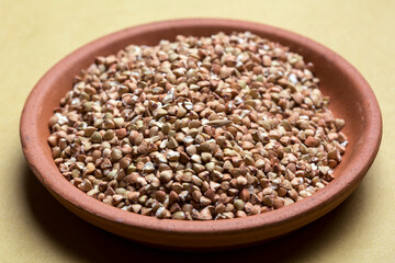 Grano sfuso dentro una ciotola di terracotta