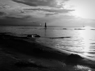 Na horyzoncie, czarno białe, kobieta chodząca po wodzie