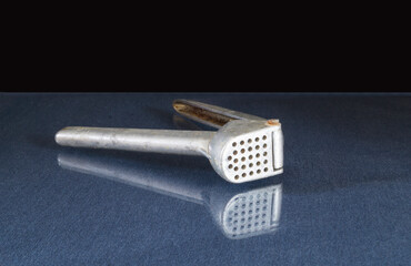 The device is to crush garlic.