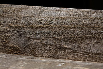 Dettagli di due assi di legno con venature profonde