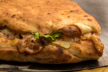 dettaglio di focaccia con salsa tonnata e verdura