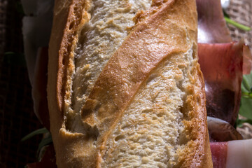 baguette con prosciutto crudo e mozzarella 