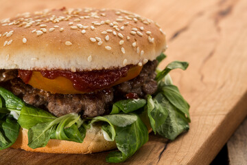 hamburger con pomodori e verdure sopra tavolo di legno 